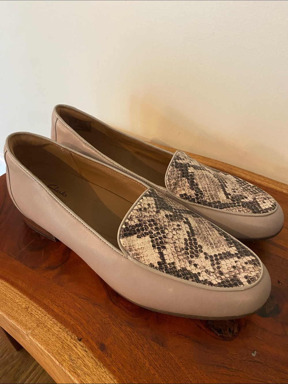 Clarks Women's Un Blush Ease snakeskin print leather slip-on loafers. Size 8.5